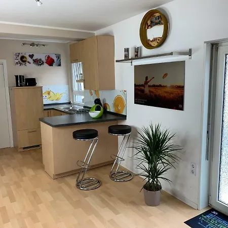 Schoenes Terrasse 2p. Stadtnah Wlan *