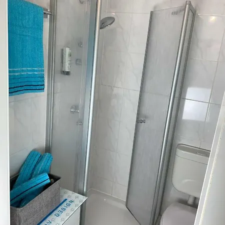 Schoenes Terrasse 2p. Stadtnah Wlan Appartamento