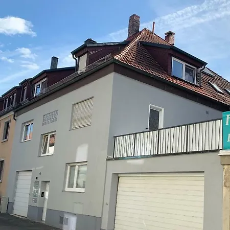 Schoenes Terrasse 2p. Stadtnah Wlan 아파트